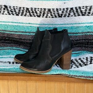 Chinese Laundry black leather chunky heel chelsea boot size 6